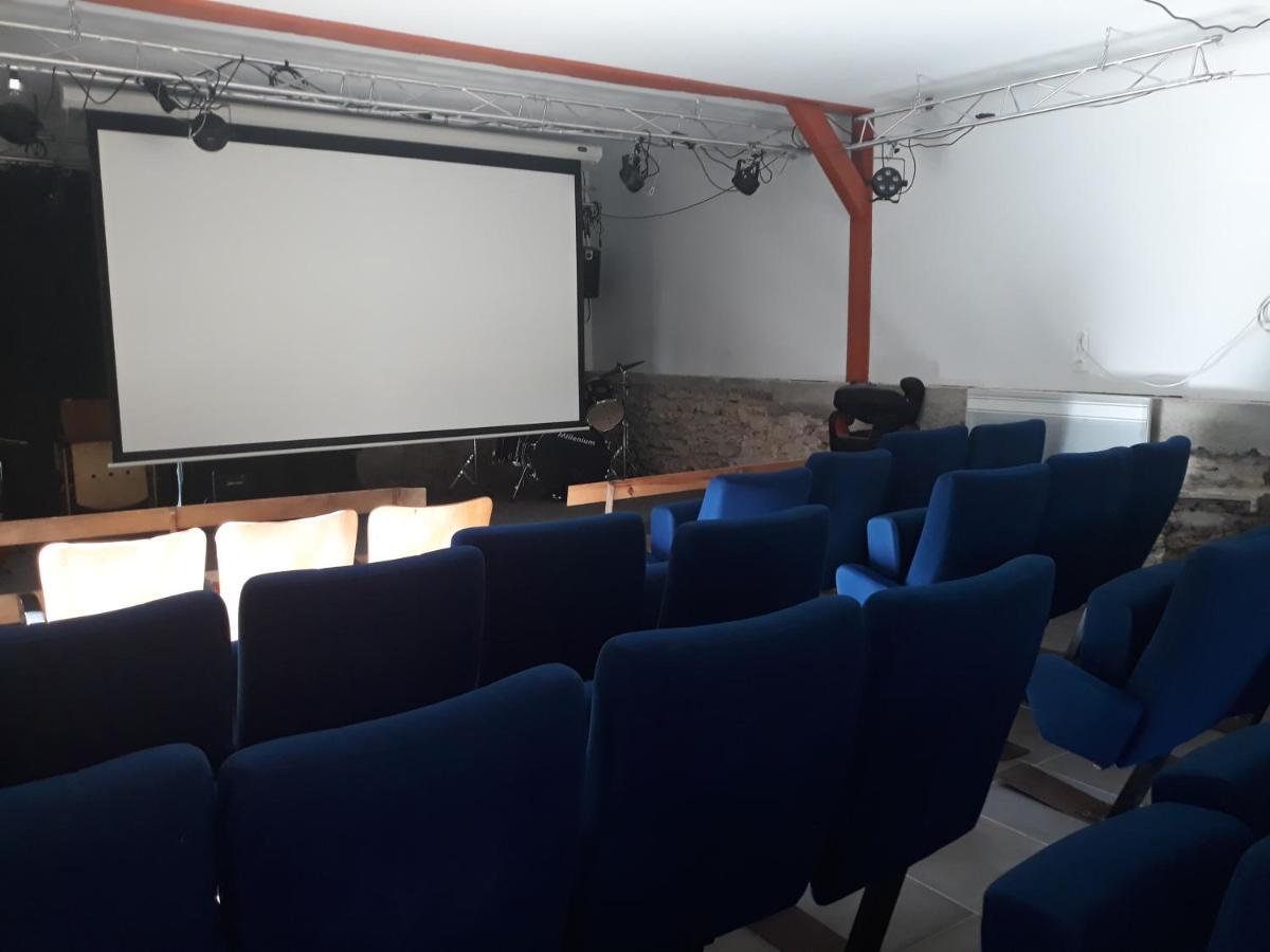 Dans Un Parc Animalier Avec Salle De Cinéma